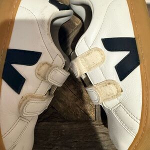 Veja Little Kid 13.5 Leather Shoes *From pet friendly home
